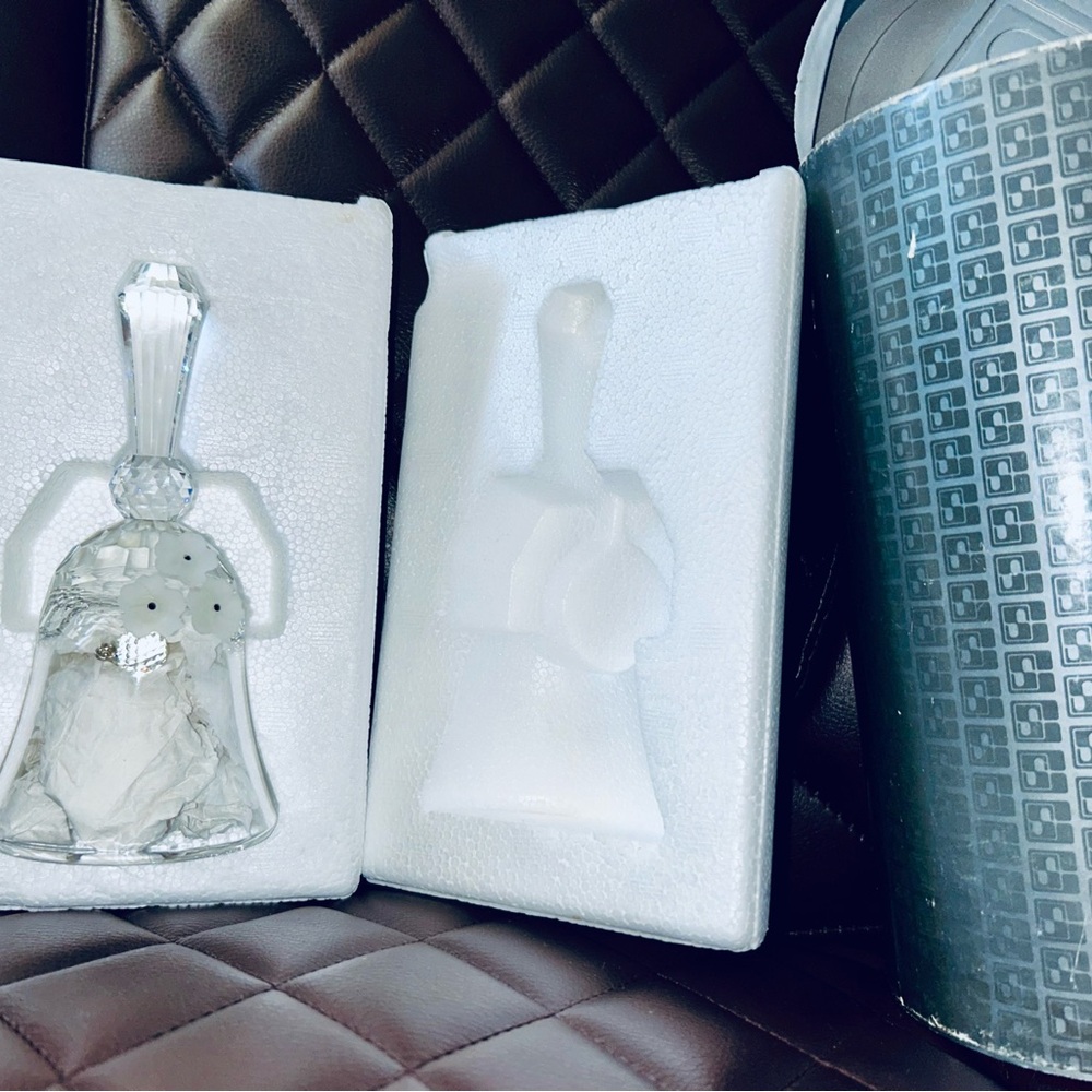SALE 🎉 NWT Swarovski Austrian Crystal Bell made packaged secure w/Floral Design